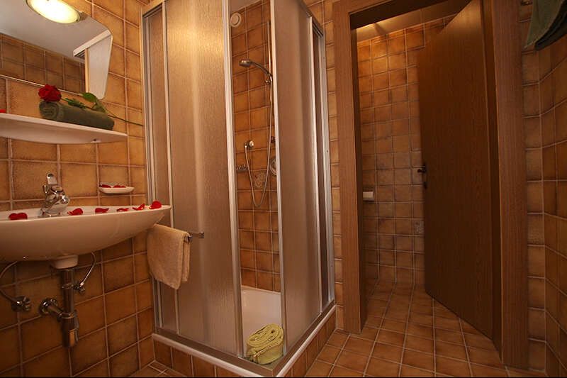 Badezimmer mit Dusche in der Ferienwohnung Alpkopf im Ausfernerhof